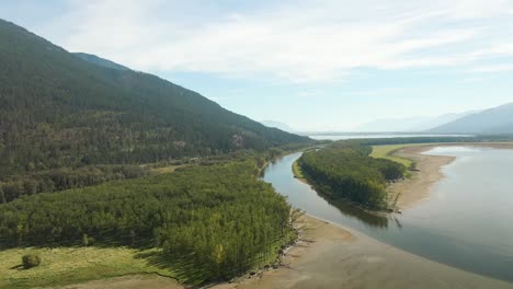 Vista-Aérea-De-Un-Hermoso-Lago-En-El-Paisaje-Natural-Canadiense