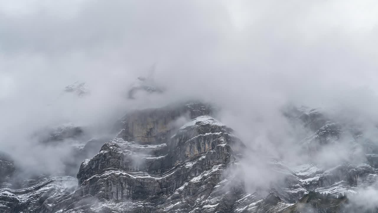 montaña suiza, en invierno, llena de nubes