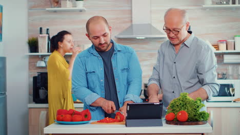 Hombres-Cocinando-Usando-Tableta