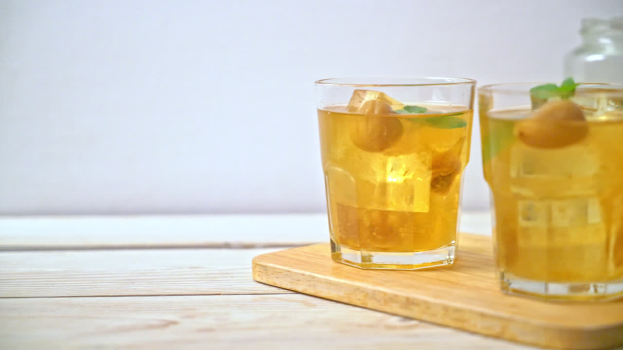 얼음과 민트를 넣은 중국 매실주스