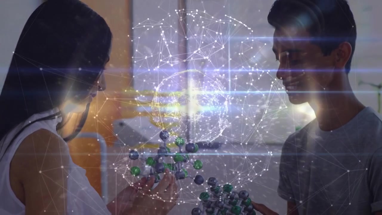 Adolescentes (chicos y chicas) alcanzando un modelo molecular que causa un holograma pulsante mientras se congregan para la ciencia.