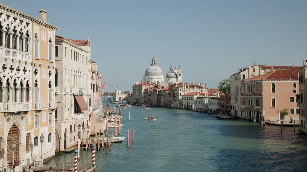 Vista dal Ponte dell'Accademia attraverso il Canal Grande a Venezia, Italia