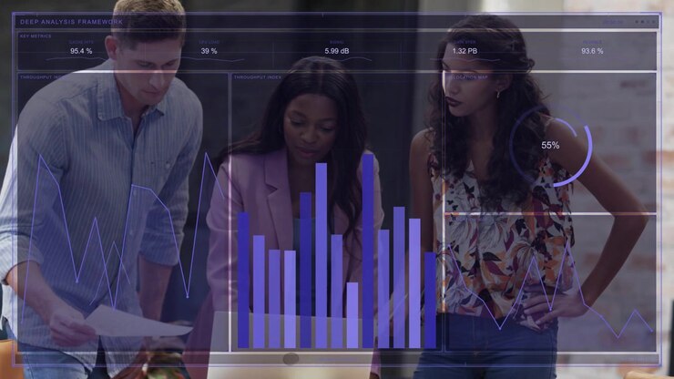 Persona al centro che interagisce con il laptop, un team che indica documenti mentre un overlay analitico anima la chiusura dei grafici.