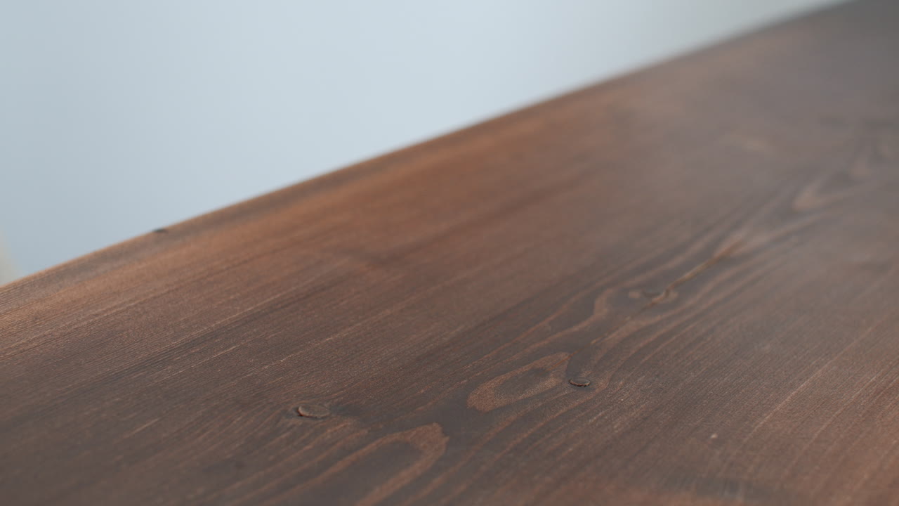 manos transfiriendo un bloque de madera