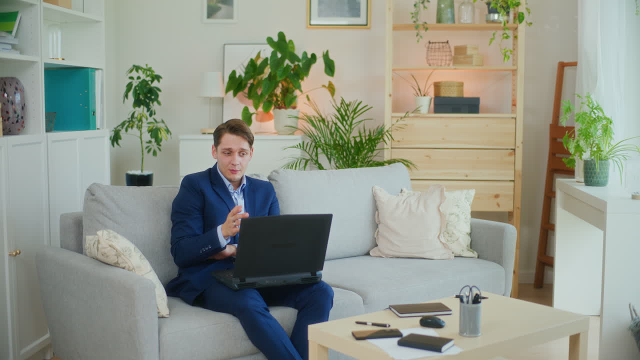 Conversa por Vídeo de Funcionário Corporativo