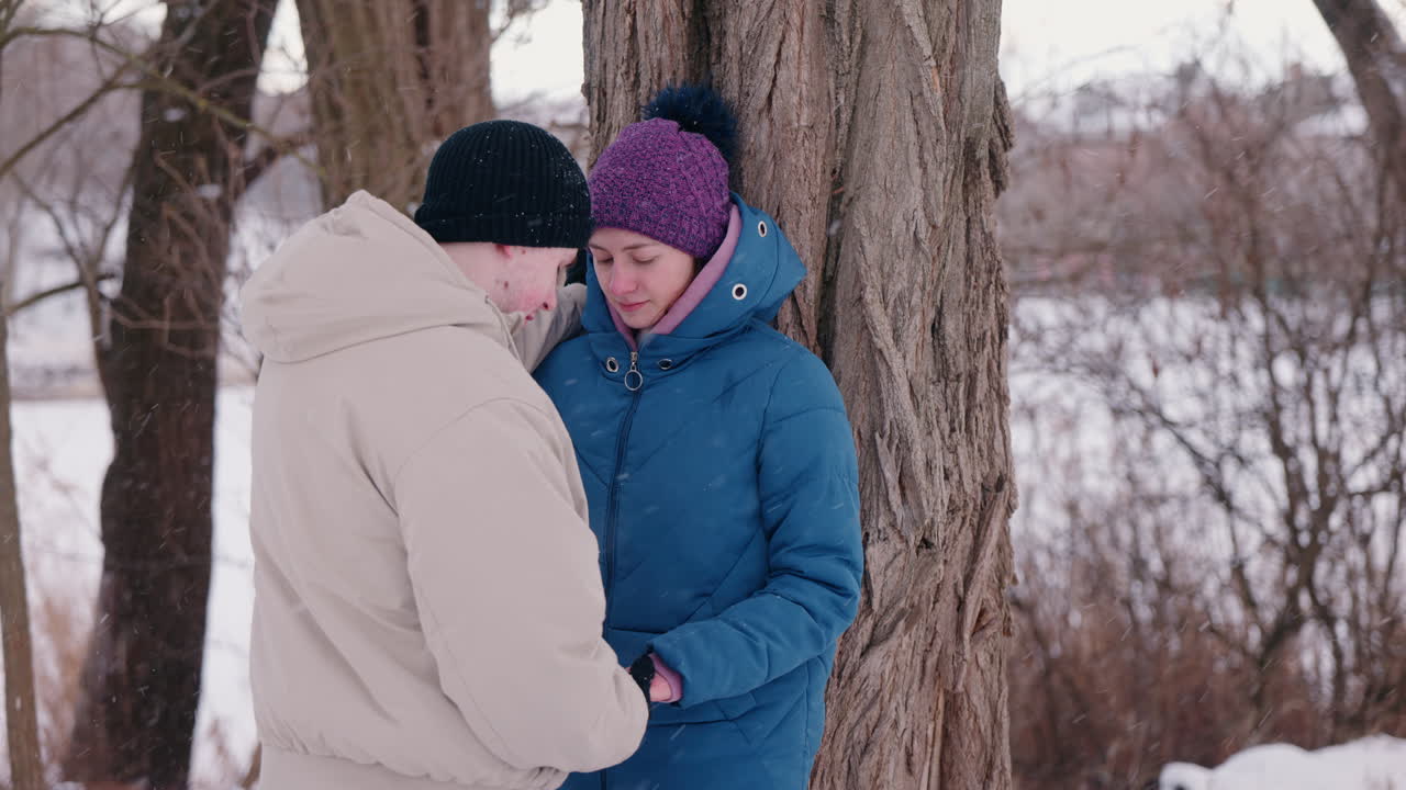 una pareja de manos en un parque nevado