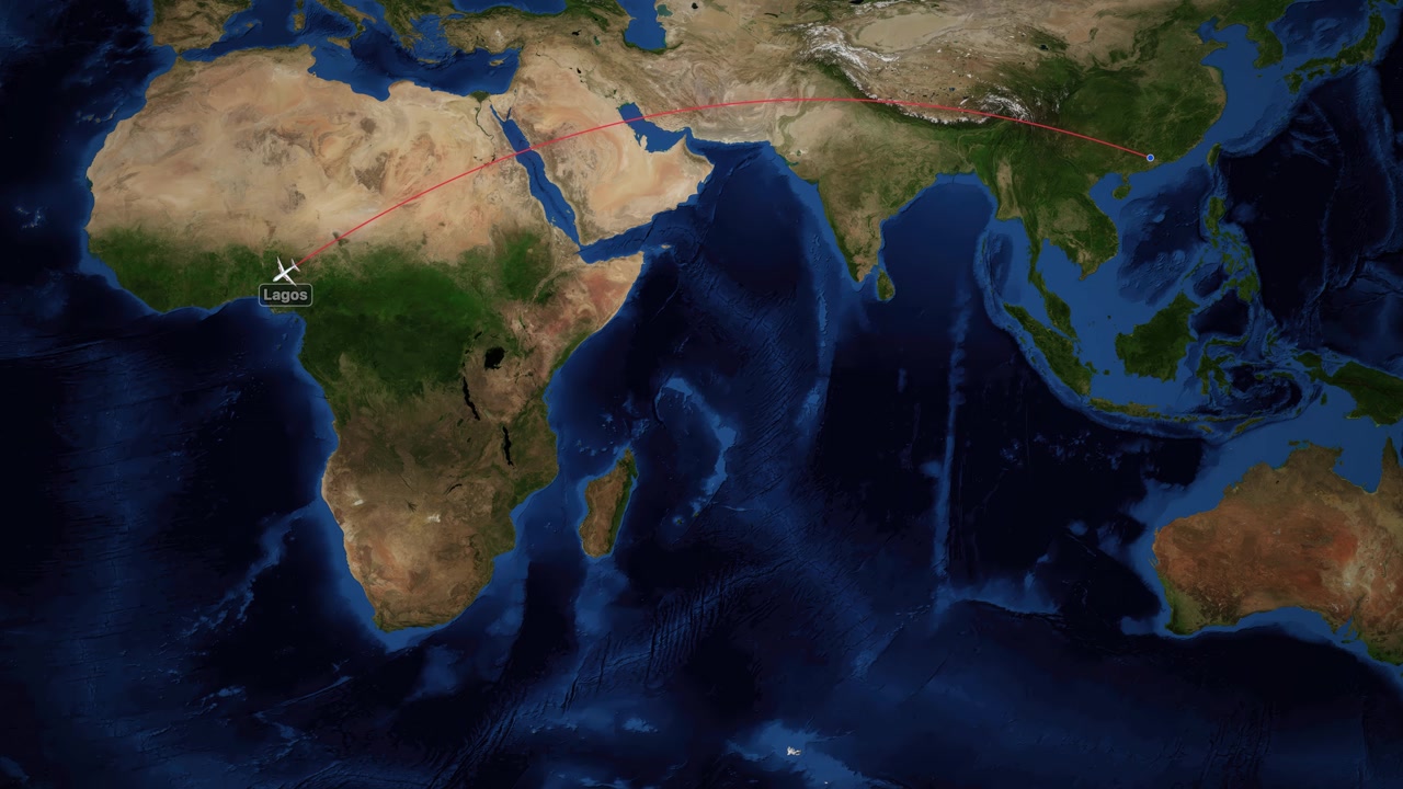 Una mappa satellitare del mondo mostra un'icona di un aereo che viaggia da Guangzhou a Lagos tramite animazione.