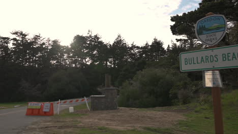 barreras y señalización en la calle al parque estatal bullards beach en bandon, oregon, que se cerró debido al brote de coronavirus - tiro panorámico
