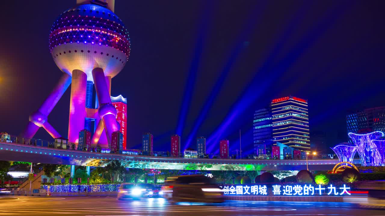 noche iluminada shanghai famosa perla torre oriental círculo de tráfico panorama 4k lapso de tiempo china