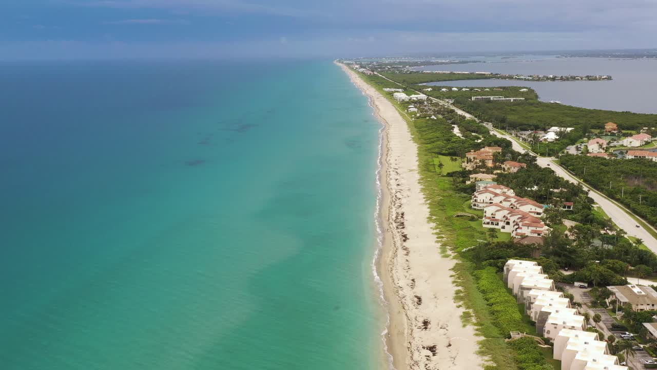 Costa balneare mozzafiato della Florida sull'Oceano Atlantico a Hutchinson Island - Vista aerea.