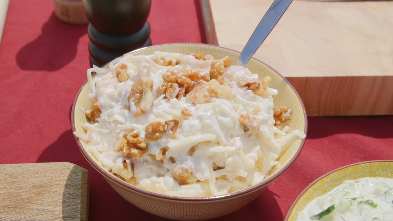 ensalada de salsa blanca con nueces