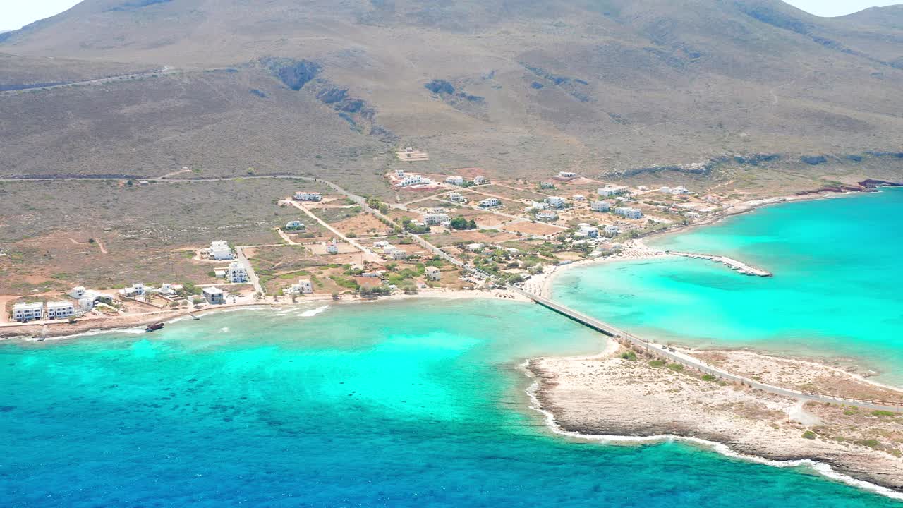 vista aérea del puente que conecta la isla con el continente en el mar mediterráneo