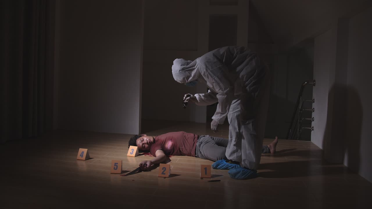 Criminologi al lavoro su una scena del crimine
