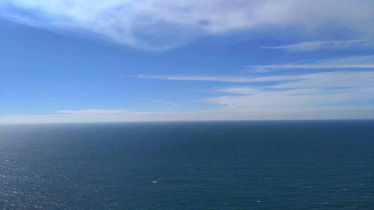 화창한 여름날 지평선까지 잔잔한 구름이 있는 잔잔한 바다, 파노라마 샷이 우회전, cíes 섬, 폰테베드라, 갈리시아, 스페인