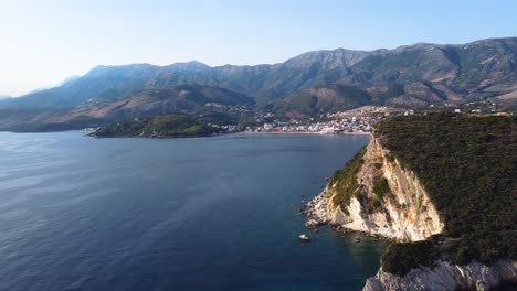 Luftschwenk-Auf-Die-Wunderschöne-Albanische-Riviera-In-Himare,-Albanien