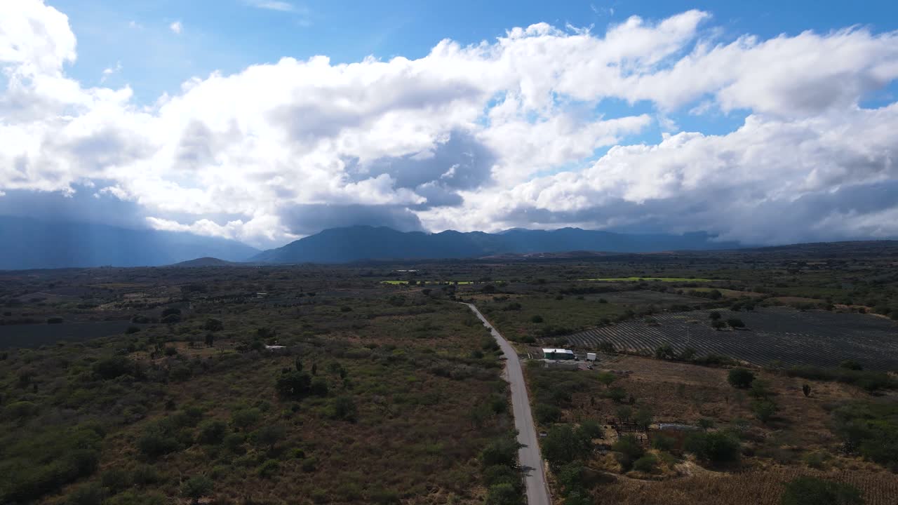 camino solitario y campos de cultivo en el conde, san pedro lagunillas, nayarit, méxico