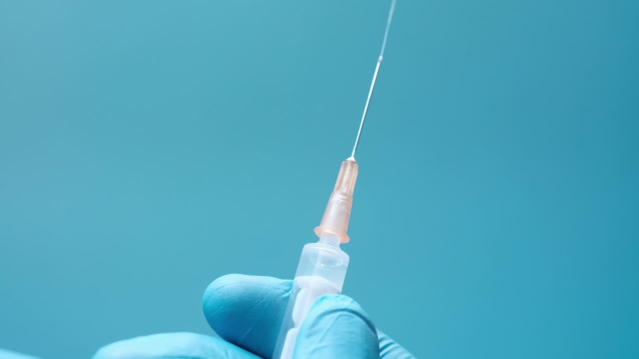 장갑에 있는 주사기