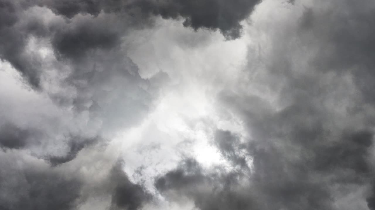 어두운 sk에서 눈에 띄는 번개 볼트의 4k 보기