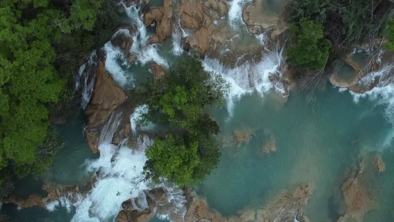 Ripresa zenitale con drone di un fiume nelle Cascate de Agua Azul