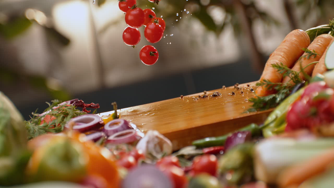 verduras frescas y tomates caídos