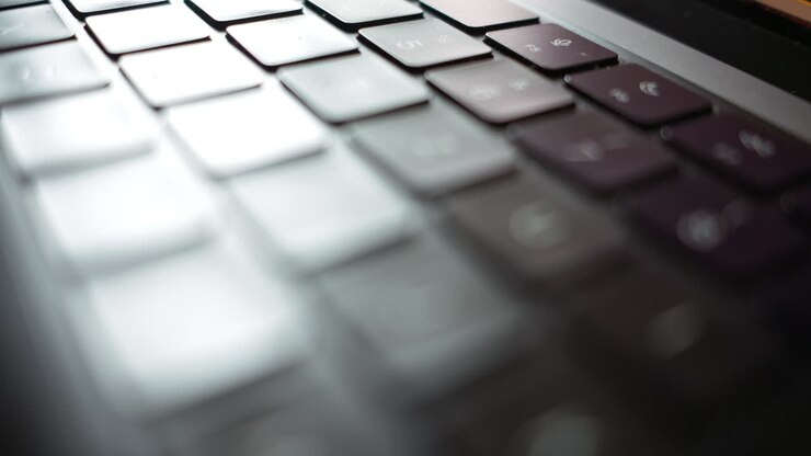 Nahaufnahme einer Laptop-Tastatur, unscharfe Details, an einem sonnigen Tag