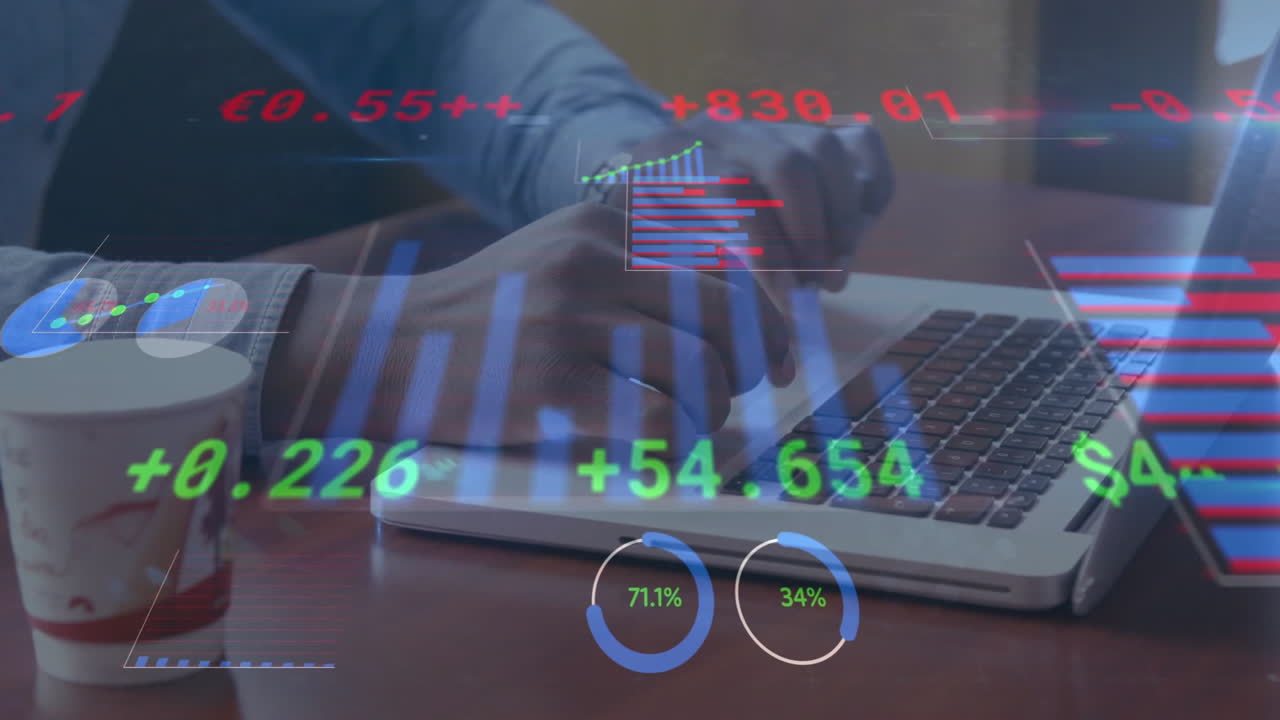 animación del procesamiento de datos financieros sobre un empresario caucásico que usa una computadora portátil en la oficina