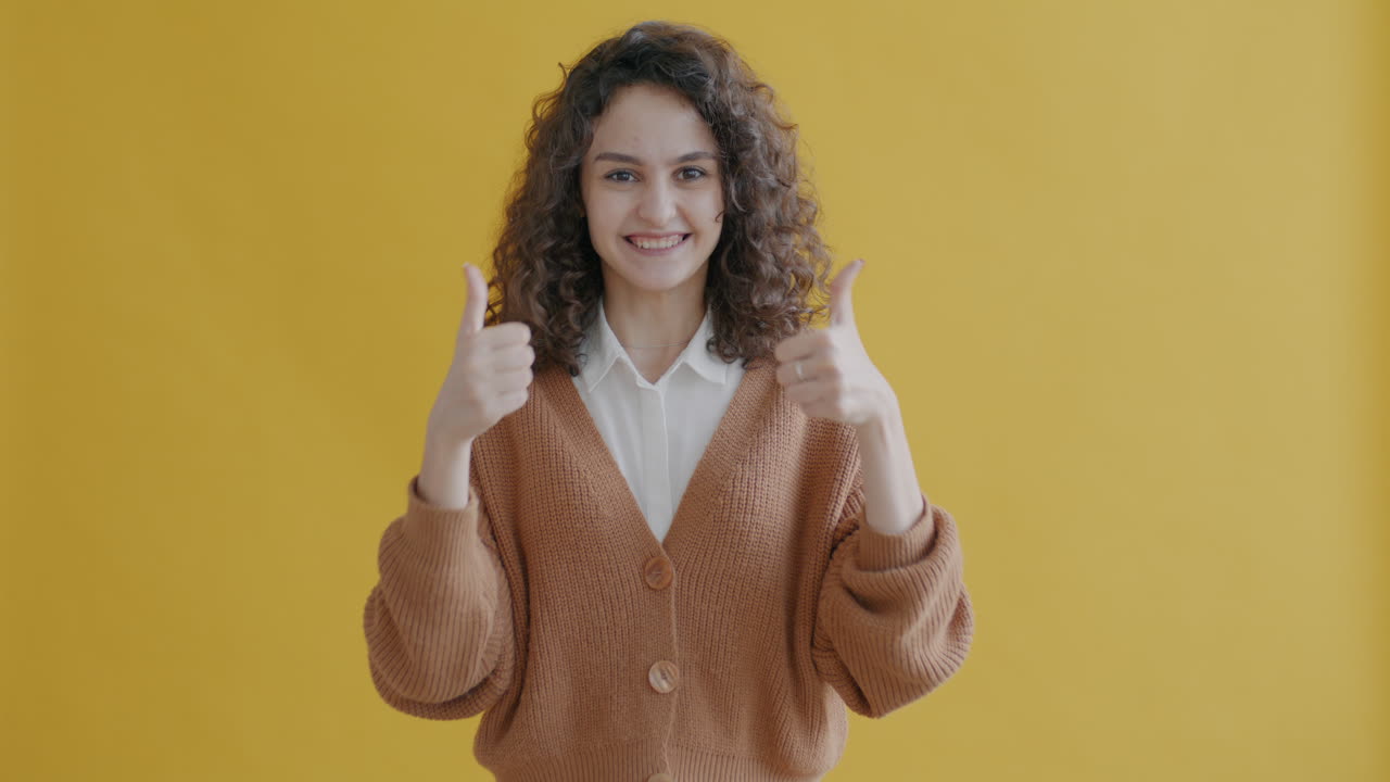 mujer dando un pulgar hacia arriba