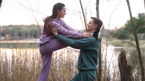 pareja estirándose al aire libre