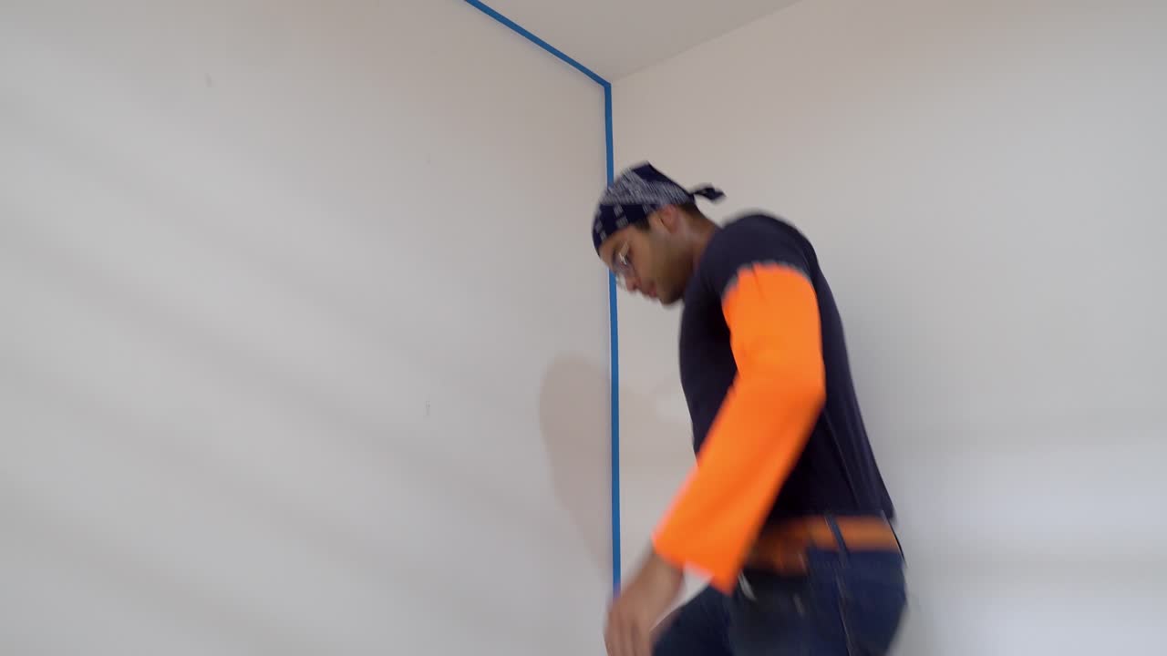 hombre poniendo la cinta de pintor - de cerca