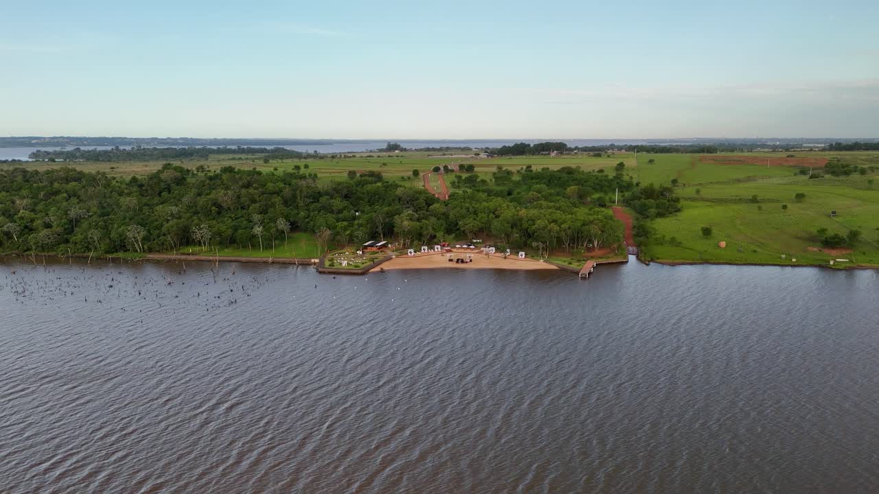 A magnificent locale with a private beach and nautical amenities on the Paran&aacute; River
