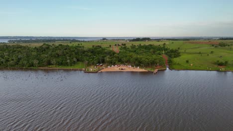 Un-Magnífico-Lugar-Con-Playa-Privada-Y-Comodidades-Náuticas-En-El-Río-Paraná