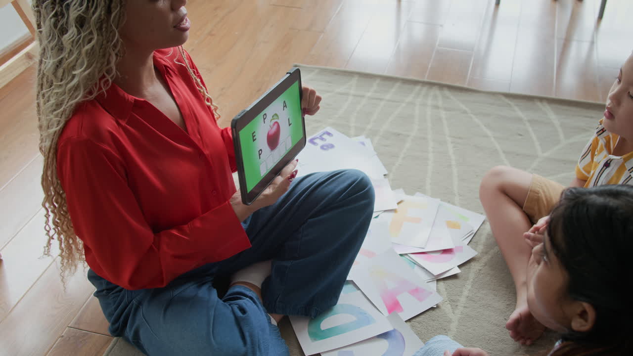 Zwei Kinder und eine Lehrkraft spielen ein Schätzspiel im Sprachtherapie-Kurs