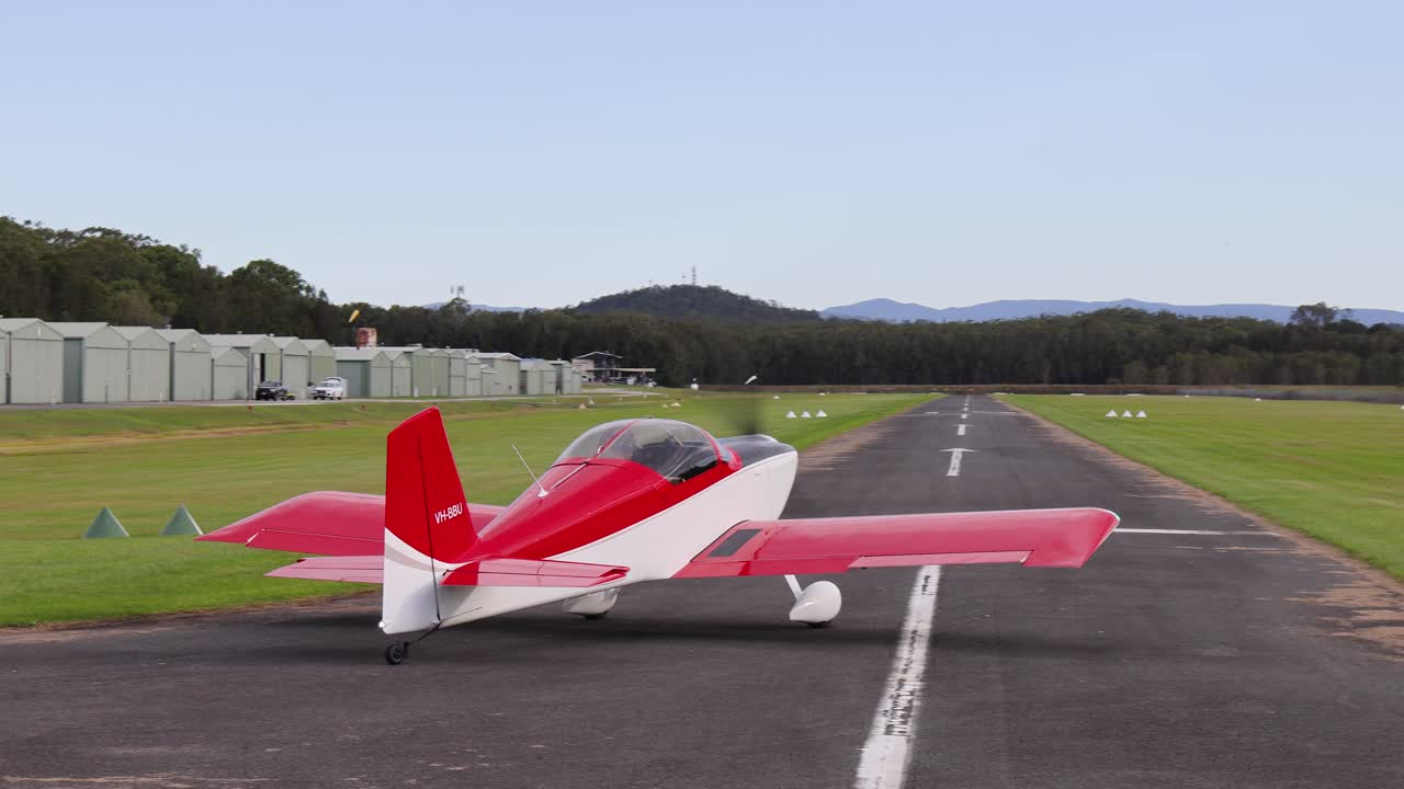 빨간 비행기가 공항에서 이륙합니다.