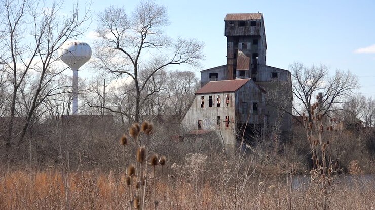 Un mulino o una fabbrica molto vecchia, abbandonata e arrugginita, suggerisce la fine dell'America come potenza industriale