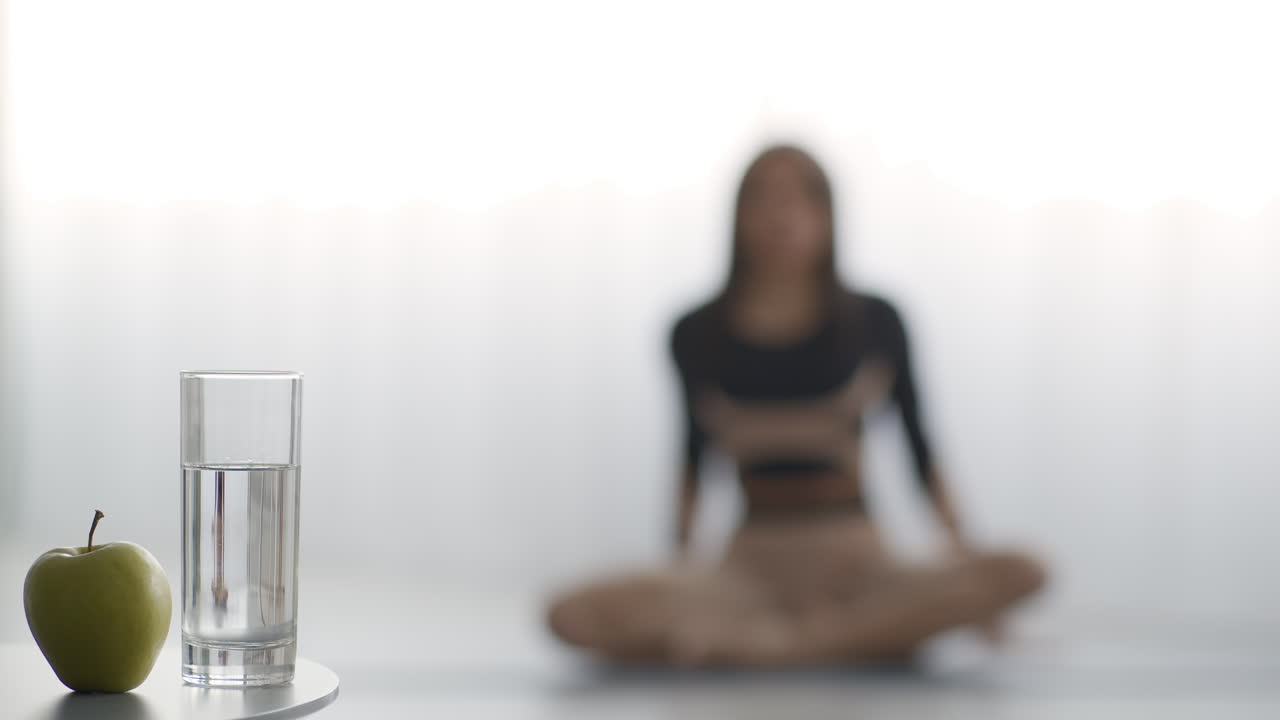 과일과 물을 먹는 건강한 생활 방식