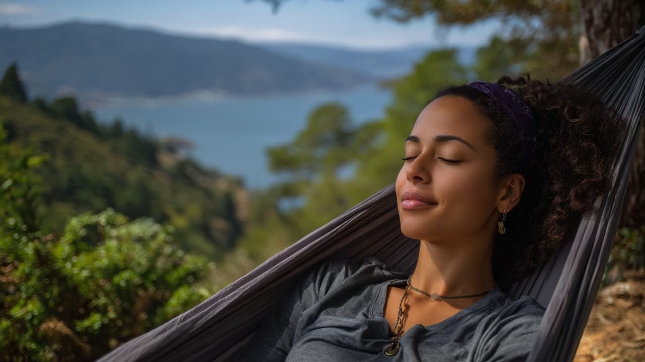 Uma mulher tranquila desfrutando da natureza enquanto relaxa em uma rede com uma vista panorâmica da montanha, incorporando tranquilidade e harmonia com o ambiente circundante