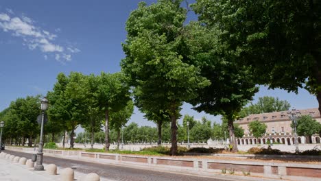 Tilt-down-shot-over-the-San-Antonio-square-in-Aranjuez,-Spain