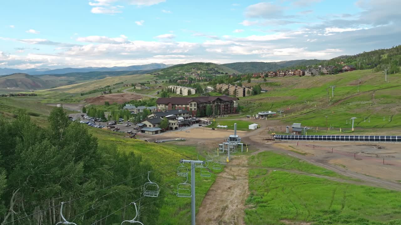 여름에 콜로라도의 높은 알파인에서 푸른 나무 에 스키 의자 엘리베이터를 통해 공중 도리