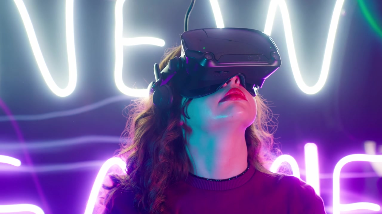 Giovane donna che sperimenta la realtà virtuale in una stanza illuminata al neon