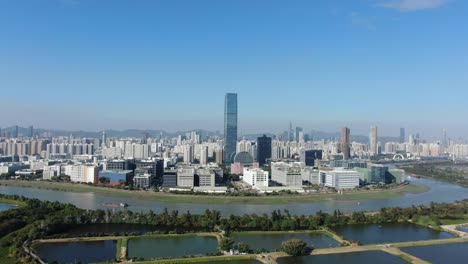 línea fronteriza de hong kong y shenzhen sobre casas rurales de hong kong con el horizonte de shenhzen en el horizonte, vista aérea