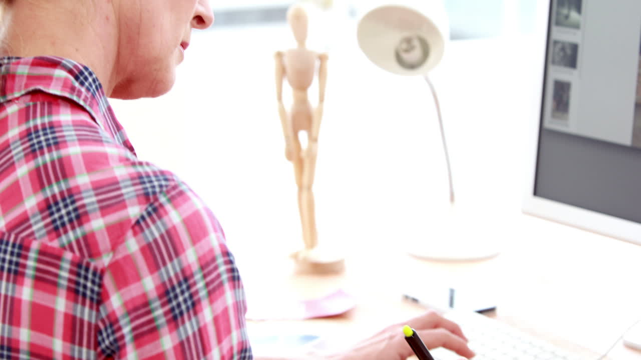 책상에서 일하는 캐주얼 디자이너