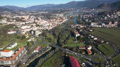 drone estableciendo la toma de la ciudad de arcos de valdevez en portugal y el río vez fluyendo