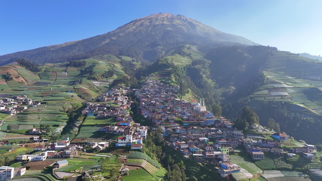 Splendida vista sulla campagna di un villaggio di montagna avvolto nella mattinata. Terrazzamenti agricoli verdi si estendono sulle colline. Nepal Van Java, Indonesia