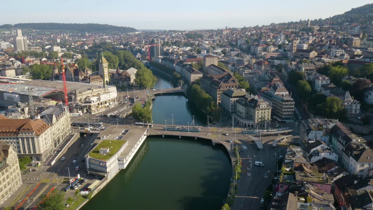 autobuses en zurich, suiza cruzan el puente sobre el río limmat durante el viaje matutino
