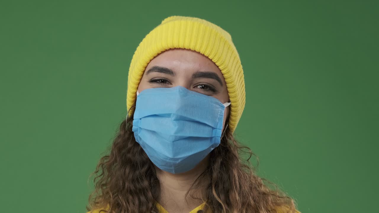 mujer con máscara protectora sobre la pantalla verde