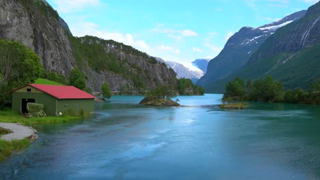 Hermosa-Naturaleza-Noruega-Lago-Lovatnet.