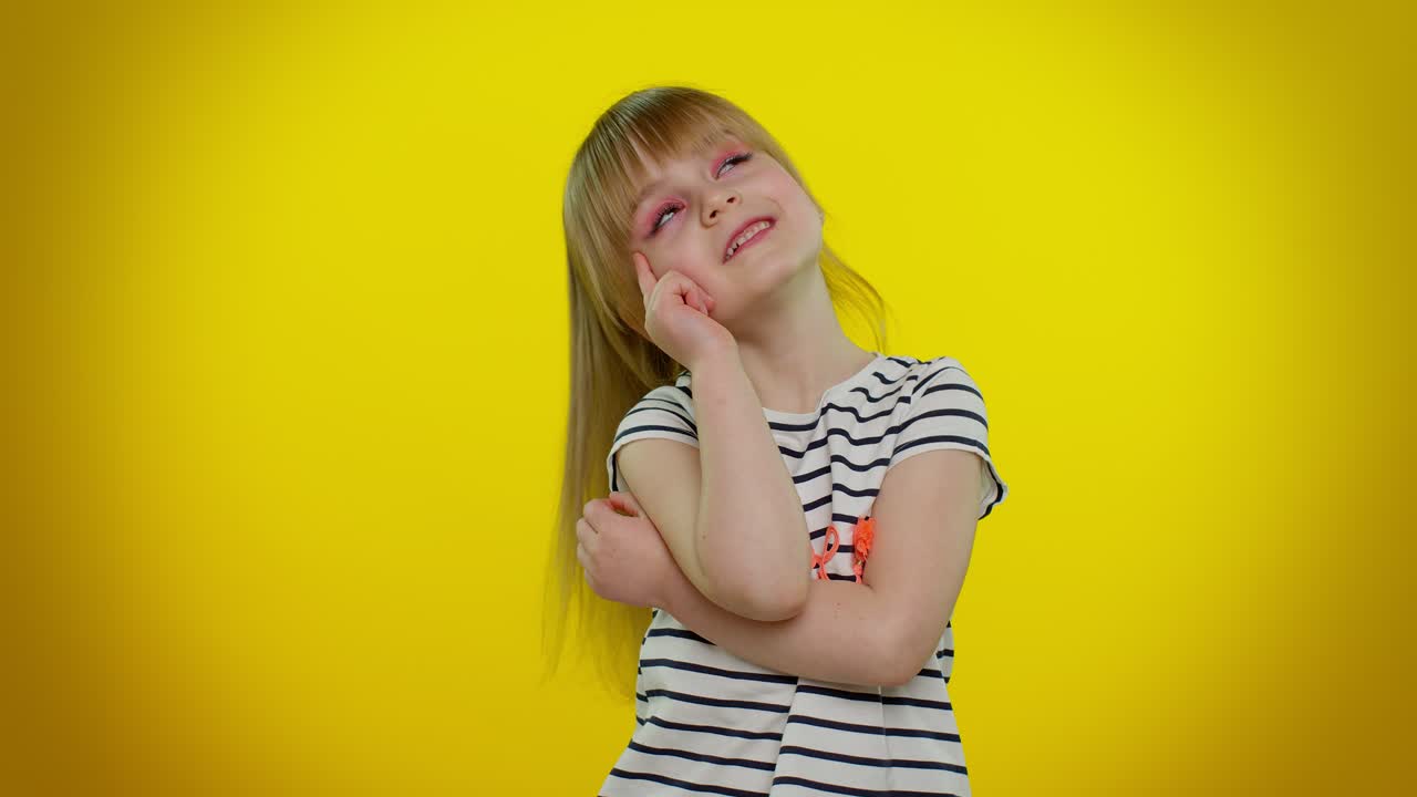 вдумчивый умный маленький подросток ребенок девочка потирает подбородок размышляя над решением сомнительный вопрос