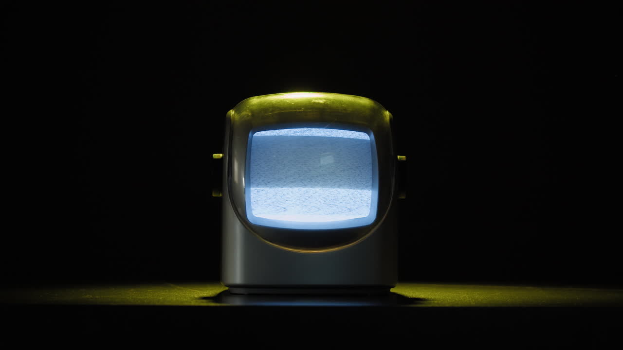 레트로 tv, 노스탈기적인 설정으로 빈티지 tv, 레트로 tv는 화면에 곡물을 표시합니다, 무서운 할로윈 밤 장치, 크로마 키 및 그린 스크린에 좋습니다.