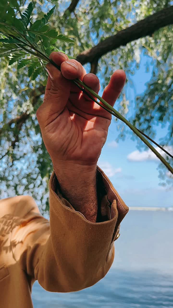 강 에 베이지 재을 입은 남자