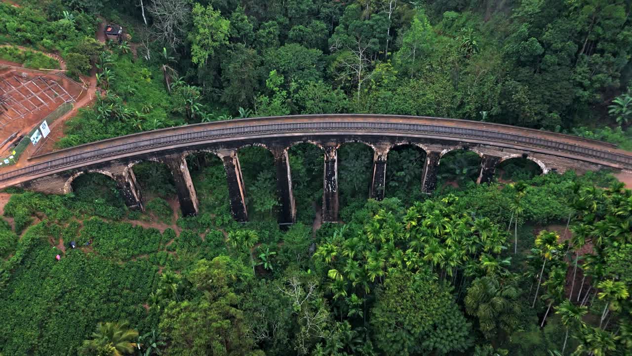 Espectaculares imágenes aéreas de dron del famoso Puente de los Nueve Arcos en Ella, Sri Lanka.